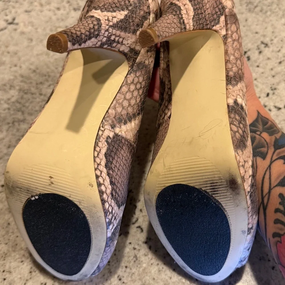 Fergalicious Grace Snakeskin Peep Toe Pumps High Heels Beige Grey Womens Size 7M